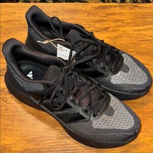 New NIB Women’s Size 9 Black ULTRARUN 5 Athletic Shoes
